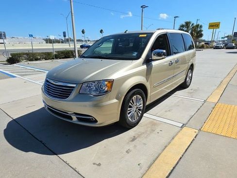 Used 2011 Chrysler Town & Country Limited image 9