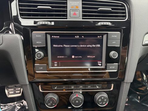 Used 2019 Volkswagen GTI SE image 17