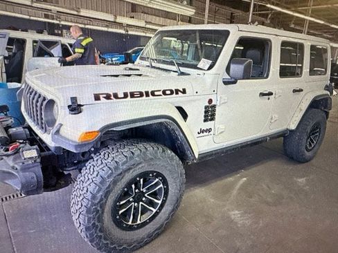 Used 2024 Jeep Wrangler Unlimited Rubicon AWD/4WD image 3