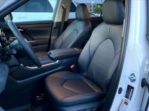 Used 2026 Toyota Highlander XLE image 8