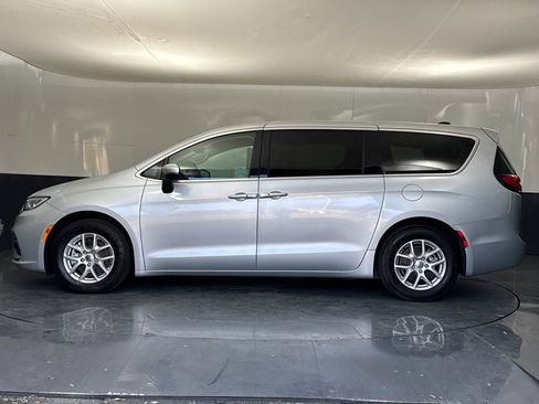 Used 2023 Chrysler Pacifica Touring-L image 6