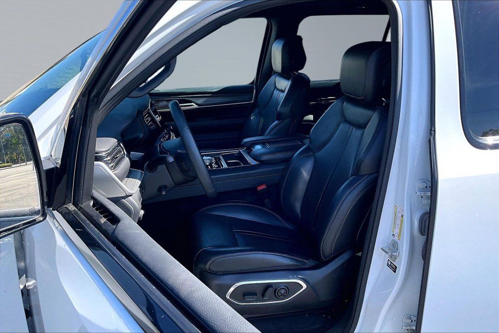 Certified 2024 Jeep Wagoneer L Series III w/ Flexible Seating Group AWD/4WD image 3