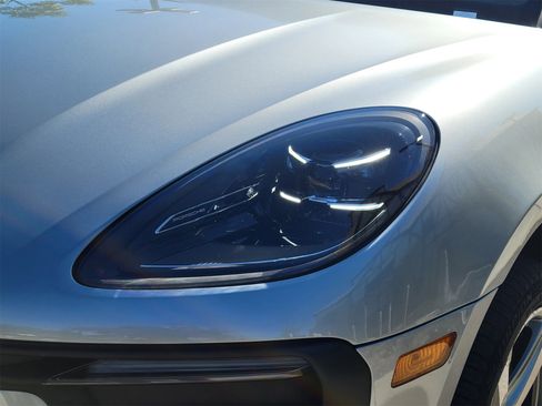 Used 2025 Porsche Macan image 32