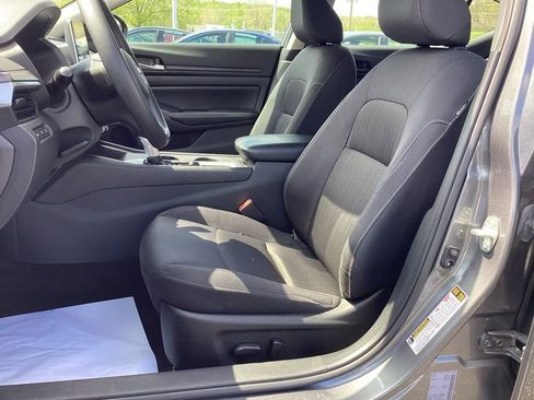 Used 2025 Nissan Altima 2.5 SV FWD image 12