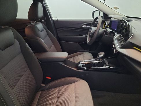Used 2025 Chevrolet Trax LT FWD image 21