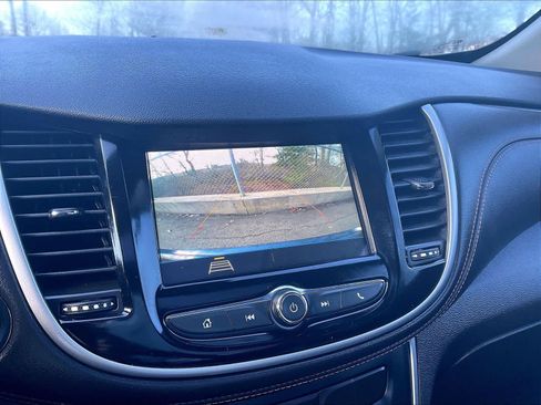 Used 2019 Chevrolet Trax LT w/ Sun & Sound Package image 18