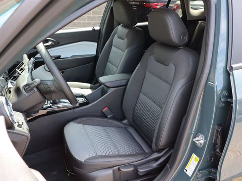 Used 2025 Chevrolet Trax LT w/ LT Convenience Package FWD image 9