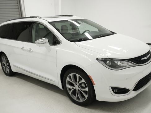 Used 2018 Chrysler Pacifica Limited w/ Tire & Wheel Group image 3