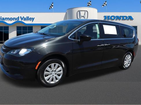 Used 2020 Chrysler Voyager L FWD image 3