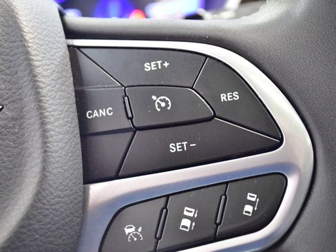 Used 2023 Chrysler Pacifica Limited FWD image 27