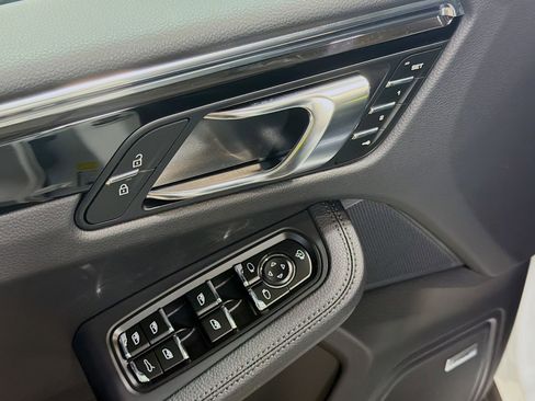 Used 2025 Porsche Macan image 23
