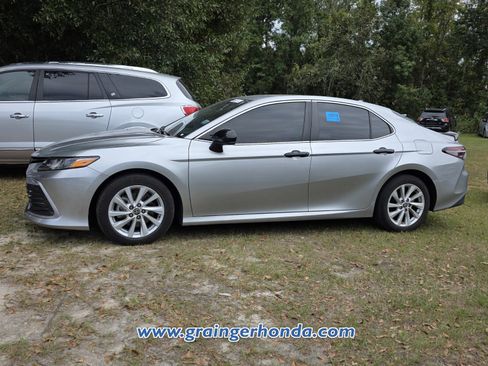 Used 2022 Toyota Camry LE image 3