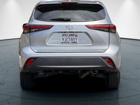 Used 2023 Toyota Highlander XLE FWD image 5