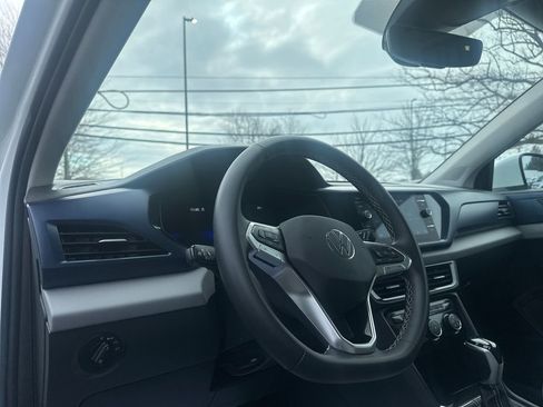 Used 2023 Volkswagen Taos SE w/ Panoramic Sunroof Package image 6