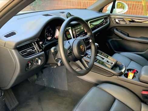 Used 2025 Porsche Macan image 16