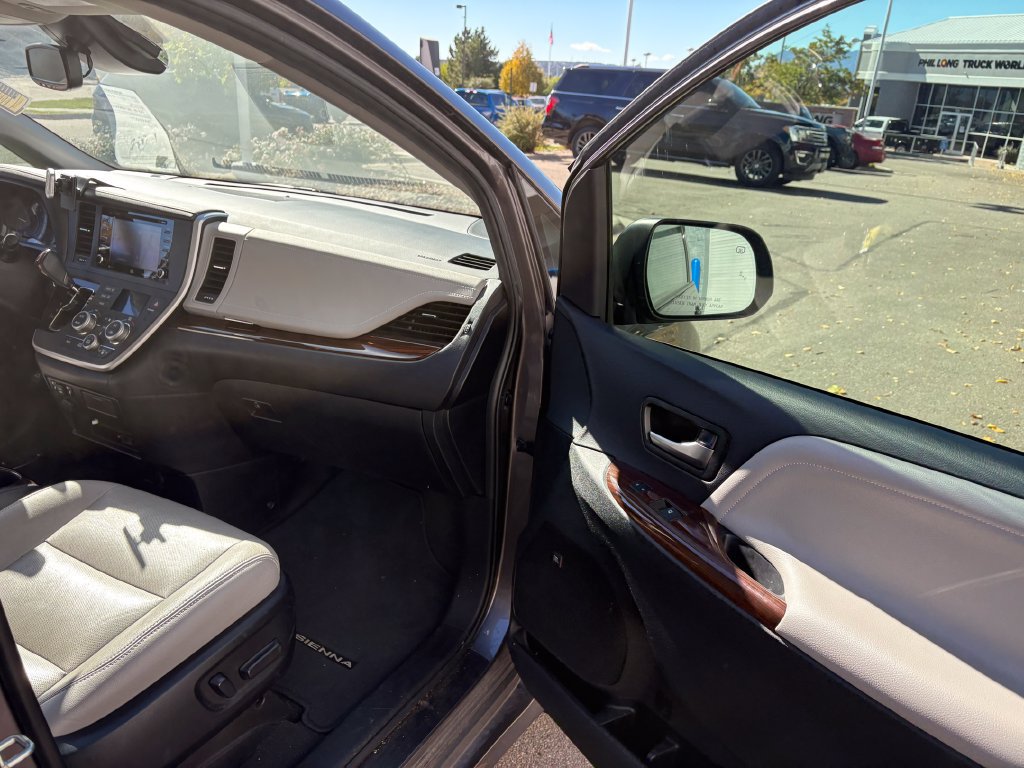 Used 2020 Toyota Sienna Limited Premium w/ Carpet Mat Package FWD image 29