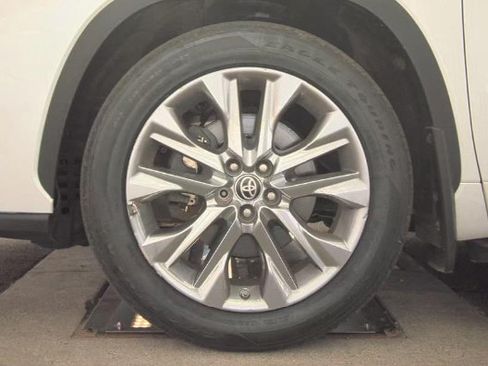 Used 2023 Toyota Highlander Limited AWD/4WD image 17