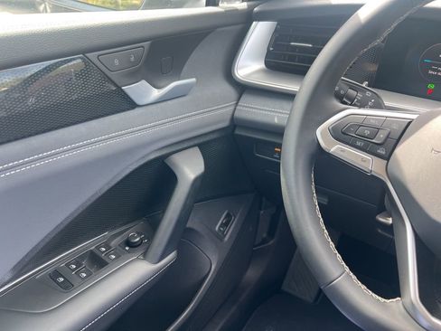 Used 2025 Volkswagen Tiguan SE image 18