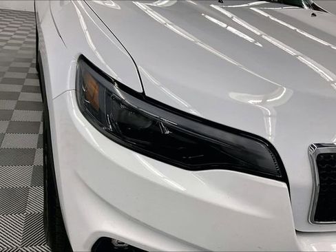Used 2019 Jeep Cherokee Latitude Plus w/ Cold Weather Group AWD/4WD image 33