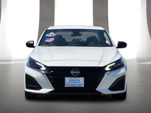 Used 2025 Nissan Altima 2.5 SV FWD image 9