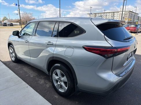 Used 2021 Toyota Highlander LE image 5