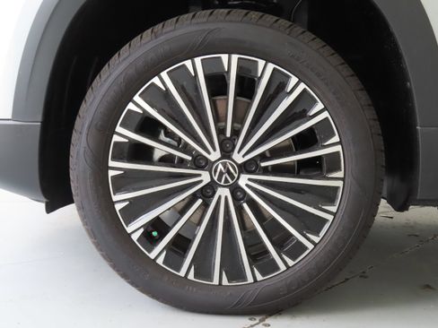 New 2026 Volkswagen Taos SE FWD image 25