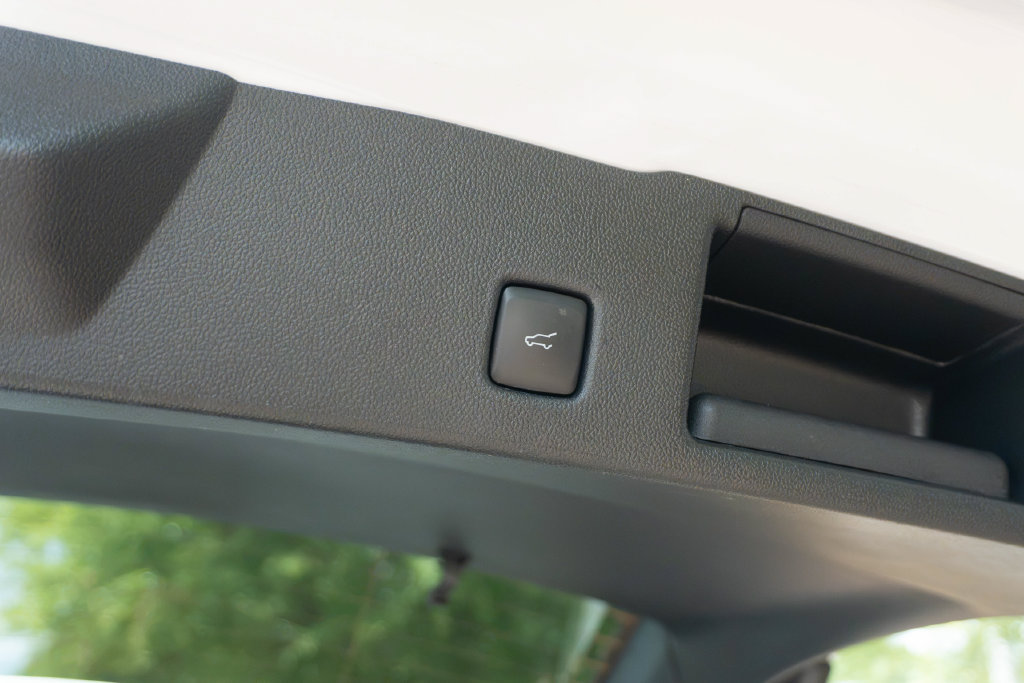 Used 2022 Ford Escape SE w/ SE Sport Appearance Package FWD image 9