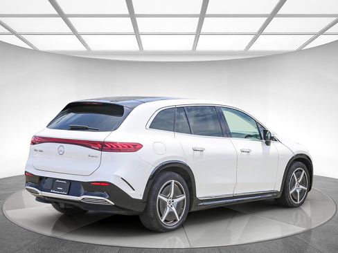 Used 2023 Mercedes-Benz EQS 580 4MATIC SUV image 3