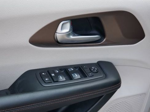 Used 2018 Chrysler Pacifica Touring-L FWD image 17