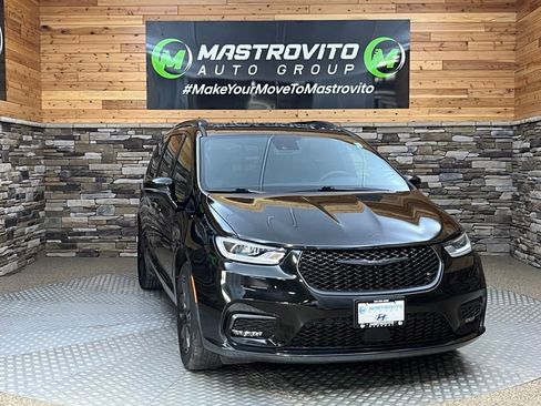 Used 2022 Chrysler Pacifica Touring-L w/ S Appearance Package AWD/4WD image 4