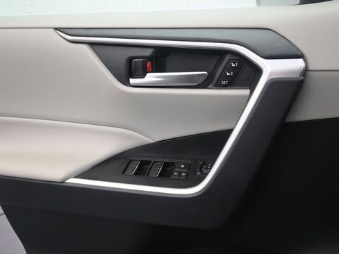 Used 2023 Toyota RAV4 XLE Premium image 14