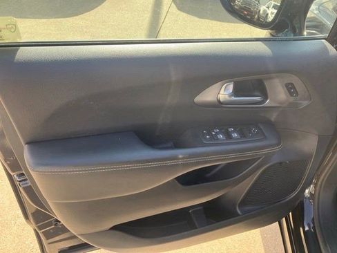 Used 2025 Chrysler Pacifica Select FWD image 10