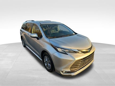 Used 2023 Toyota Sienna XLE image 7