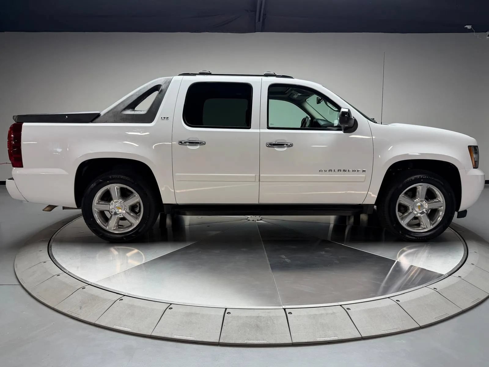 Used 2007 Chevrolet Avalanche LTZ w/ LTZ Preferred Equipment Group RWD image 6