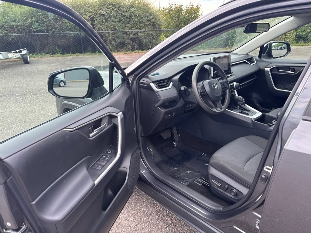 Used 2025 Toyota RAV4 XLE FWD image 29