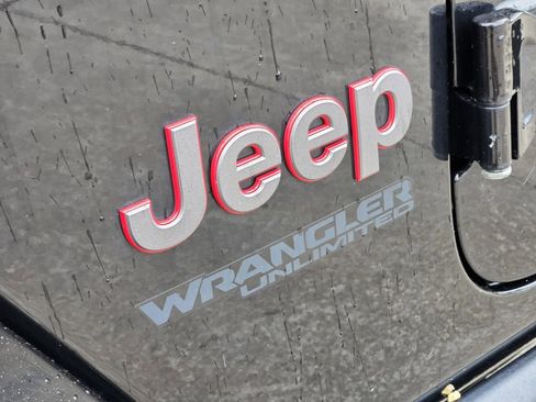 Used 2021 Jeep Wrangler Unlimited Rubicon AWD/4WD image 16