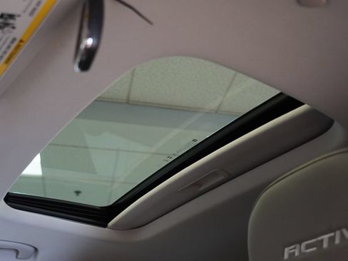 Used 2024 Chevrolet Trax ACTIV w/ Sunroof Package FWD image 4