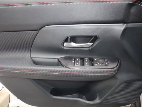 Certified 2025 Nissan Kicks SR image 14