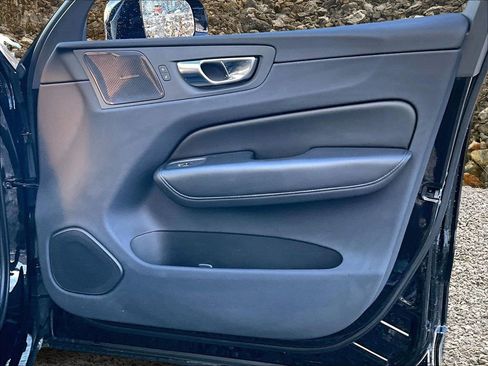 Used 2019 Volvo XC60 T5 Momentum w/ Multimedia Package image 21