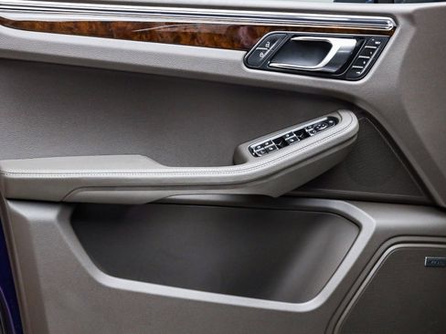 Used 2025 Porsche Macan image 24