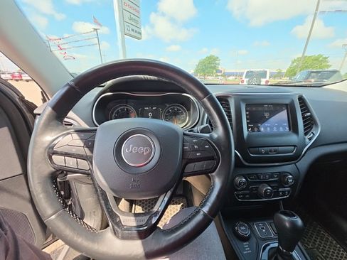 Used 2019 Jeep Cherokee Latitude Plus AWD/4WD image 10