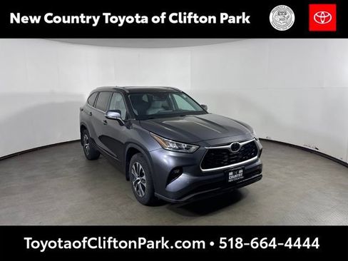 Used 2020 Toyota Highlander XLE AWD/4WD image 1