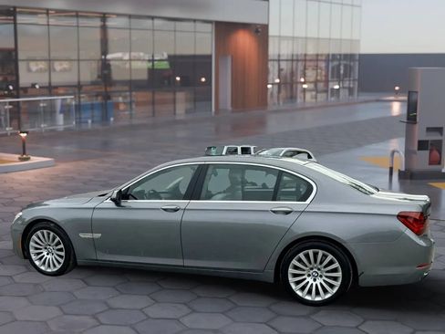 Used 2013 BMW 750Li RWD image 5