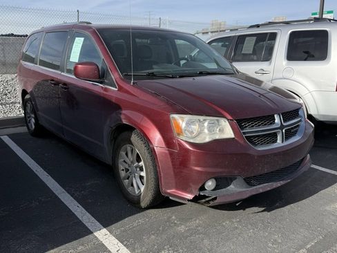 Used 2018 Dodge Grand Caravan SXT image 3