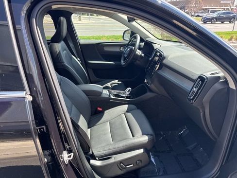 Certified 2025 Volvo XC40 B5 Plus AWD/4WD image 15