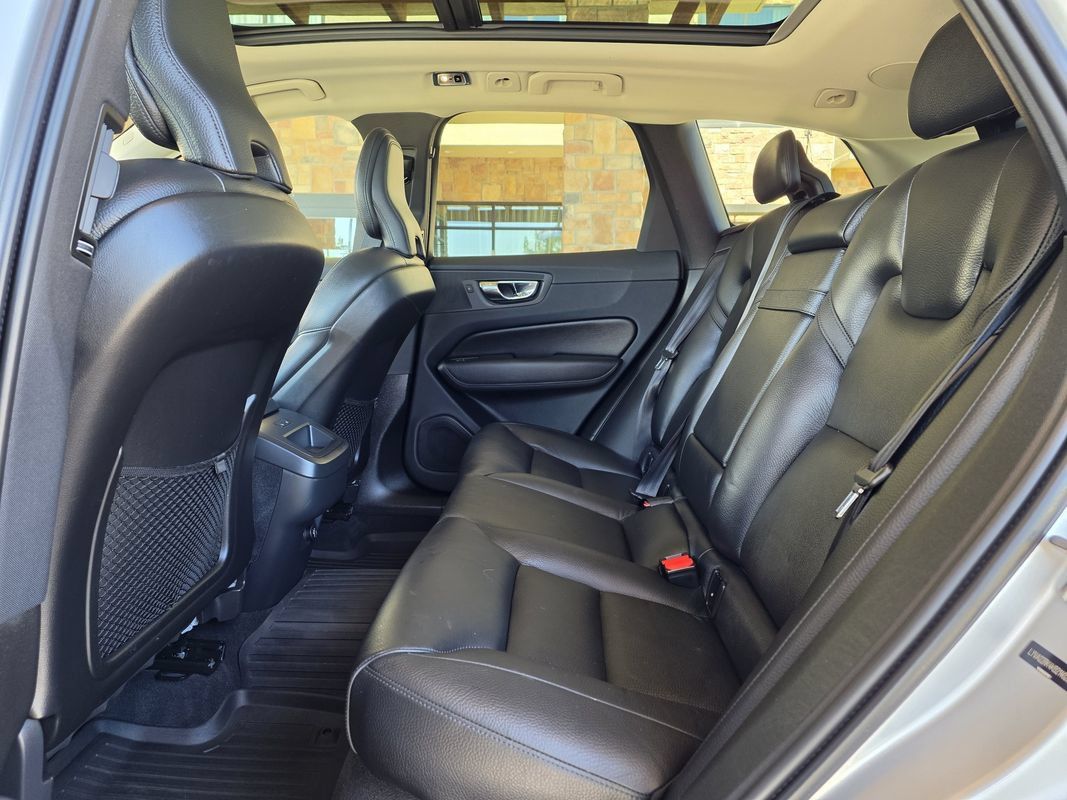 Used 2019 Volvo XC60 T6 Momentum w/ Multimedia Package AWD/4WD image 18
