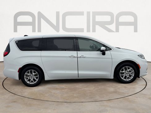 Used 2023 Chrysler Pacifica Touring-L FWD image 13