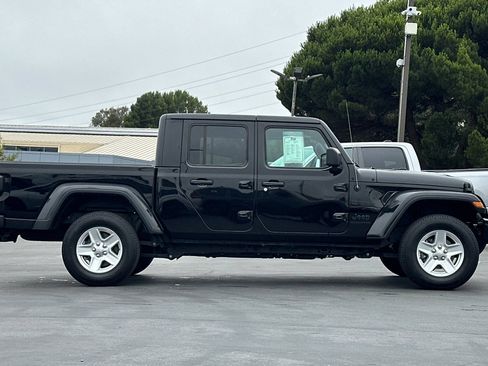 Used 2022 Jeep Gladiator Sport AWD/4WD image 3