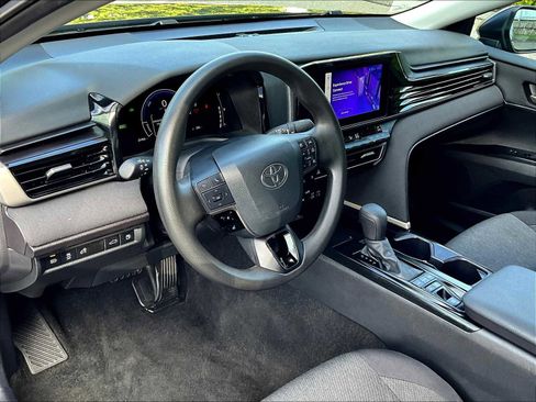 Used 2025 Toyota Camry LE image 8