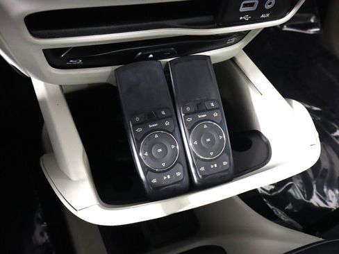 Used 2017 Chrysler Pacifica Platinum FWD image 25